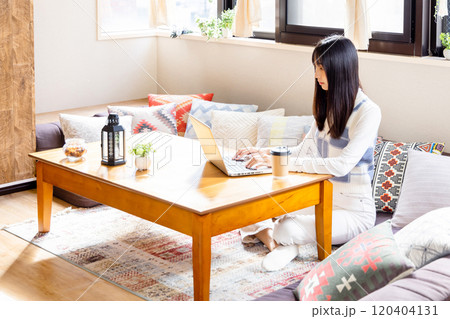 ノートパソコンを使う若い女性 ノートパソコンを使う若い女性 120404131