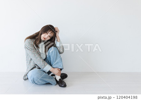 床に座るハーフの女性 床に座るハーフの女性 120404198