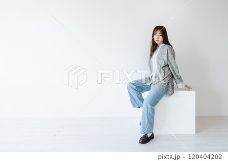 白ブロックに座るハーフの女性 120404202