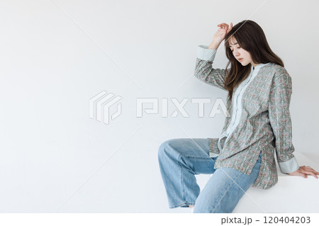 白ブロックに座るハーフの女性 白ブロックに座るハーフの女性 120404203