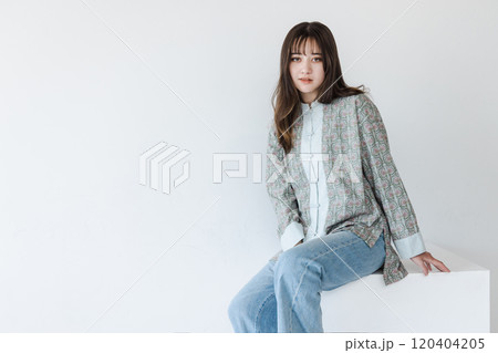 白ブロックに座るハーフの女性 120404205