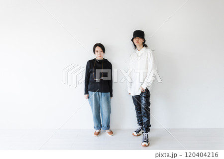 オシャレなファッションの男女 オシャレなファッションの男女 120404216