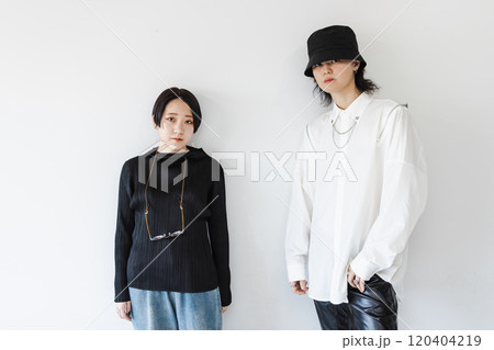 オシャレなファッションの男女 オシャレなファッションの男女 120404219