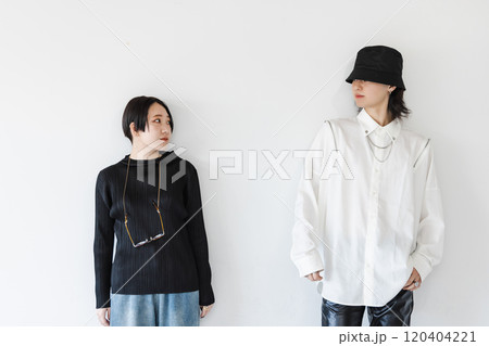 見つめ合うオシャレなファッションの男女 120404221