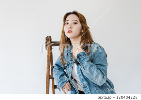 脚立に寄りかかる奇抜な女性 茶髪 フレアレッグパンツ 脚立に寄りかかる奇抜な女性 茶髪 フレアレッグパンツ 120404228