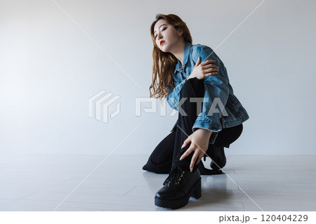 奇抜なファッションの女性　茶髪　フレアレッグパンツ 120404229