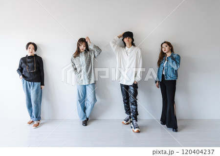 個性的なファッション　Z世代の男女 120404237