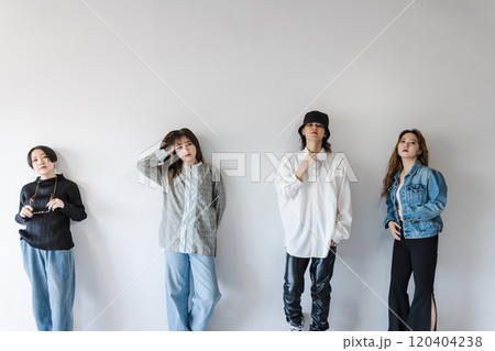 個性的なファッション Z世代の男女 個性的なファッション Z世代の男女 120404238