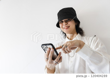 スマートフォンを使うオシャレな男性 スマートフォンを使うオシャレな男性 120404289