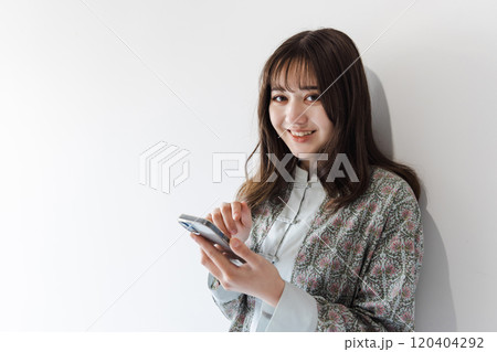 スマホを操作するハーフの若い女性 スマホを操作するハーフの若い女性 120404292