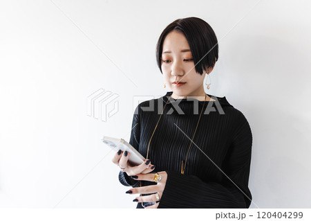 スマホを操作する若い女性 スマホを操作する若い女性 120404299
