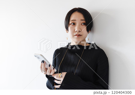 スマホを操作する若い女性 スマホを操作する若い女性 120404300
