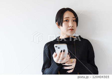 スマホを操作する若い女性 120404303