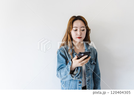 スマホを使う若い女性 120404305