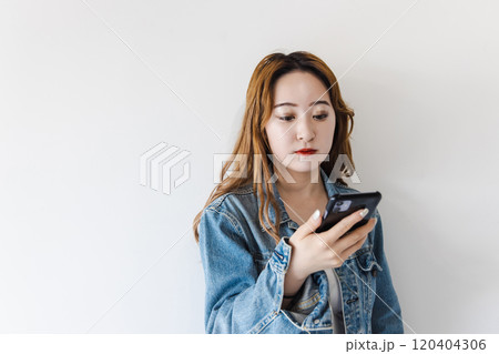 スマホを使う若い女性 スマホを使う若い女性 120404306