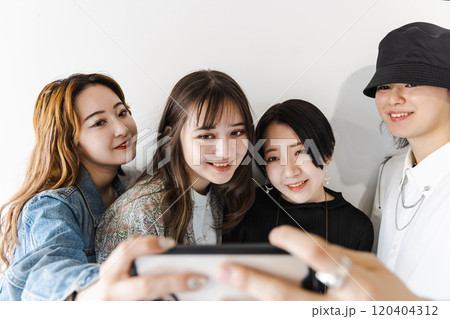 写真を撮る男女グループ 120404312