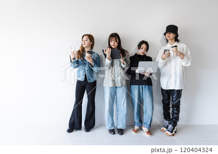 スマートフォン・ノートパソコン・タブレット(ガジェット)を使うZ世代の男女 スマートフォン・ノートパソコン・タブレット(ガジェット)を使うZ世代の男女 120404324