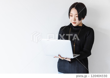 ノートパソコンを使う女性 120404330