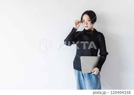 ノートパソコンを持つ女性 120404338