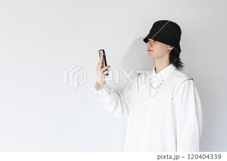 スマートフォンを使うオシャレな男性 120404339