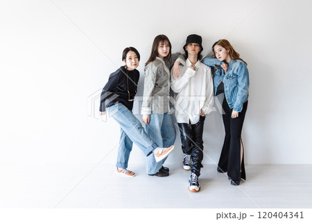 肩を組むZ世代の男女グループ 120404341