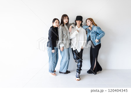 肩を組むZ世代の男女グループ 120404345