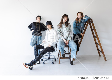 Z世代の男女グループ 120404348