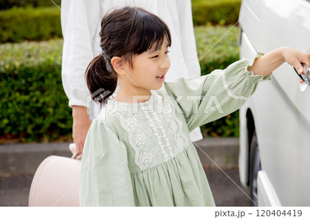 小学生を車で送迎する母親 120404419
