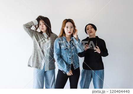 Z世代の女性グループ 120404440