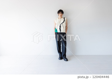 奇抜な服装の若い男性 奇抜な服装の若い男性 120404446