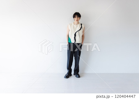 奇抜な服装の若い男性 奇抜な服装の若い男性 120404447