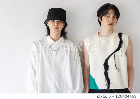並んで立つオシャレな男性 120404459