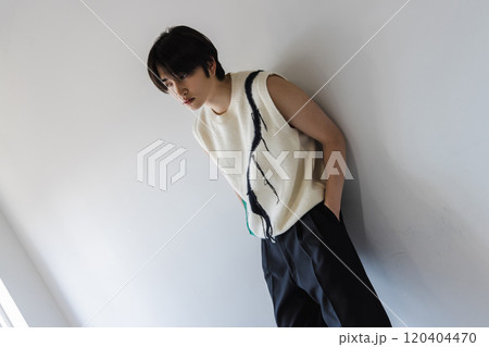 奇抜な服装の若い男性 奇抜な服装の若い男性 120404470