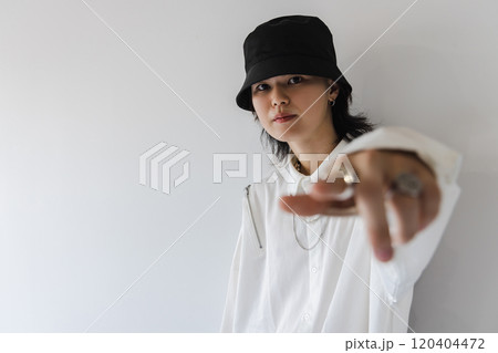 指差しをするオシャレな男性 120404472