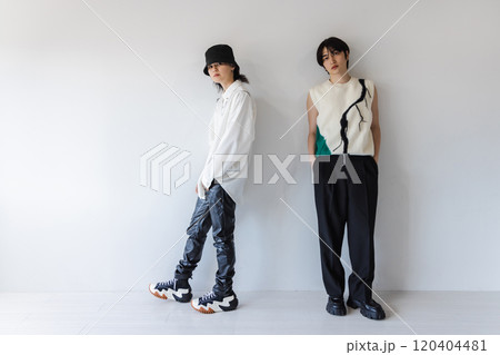 並んで立つオシャレな男性 並んで立つオシャレな男性 120404481