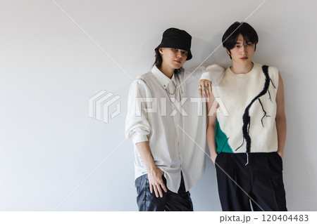 並んで立つオシャレな男性 並んで立つオシャレな男性 120404483