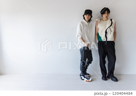 並んで立つオシャレな男性 並んで立つオシャレな男性 120404484
