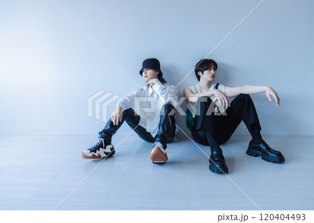 白床に座るオシャレな男性 白床に座るオシャレな男性 120404493