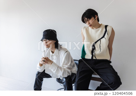 椅子に座るオシャレな男性 120404506