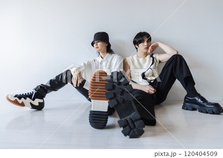白床に座るオシャレな男性 白床に座るオシャレな男性 120404509