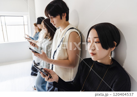 スマートフォンを使うZ世代の男女 120404537