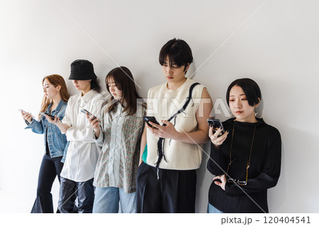 スマートフォンを使うZ世代の男女 スマートフォンを使うZ世代の男女 120404541