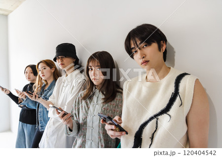 スマートフォンを使うZ世代の男女 120404542