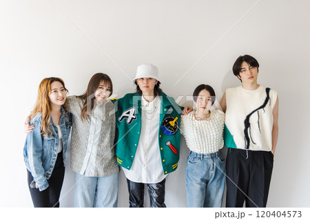 肩を組むZ世代の男女 120404573