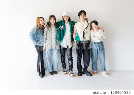 肩を組むZ世代の男女 120404580