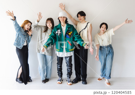 ハイテンションなZ世代の男女 ハイテンションなZ世代の男女 120404585