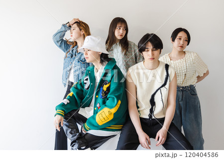 Z世代の男女 Z世代の男女 120404586