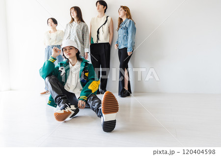 Z世代の男女 120404598