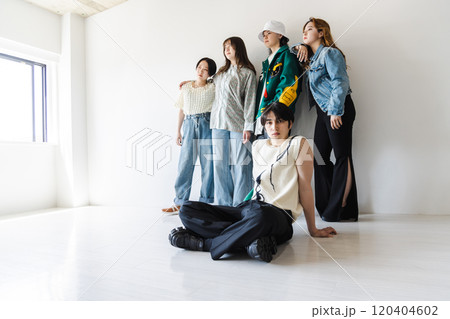 Z世代の男女 Z世代の男女 120404602