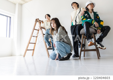 Z世代の男女 120404603